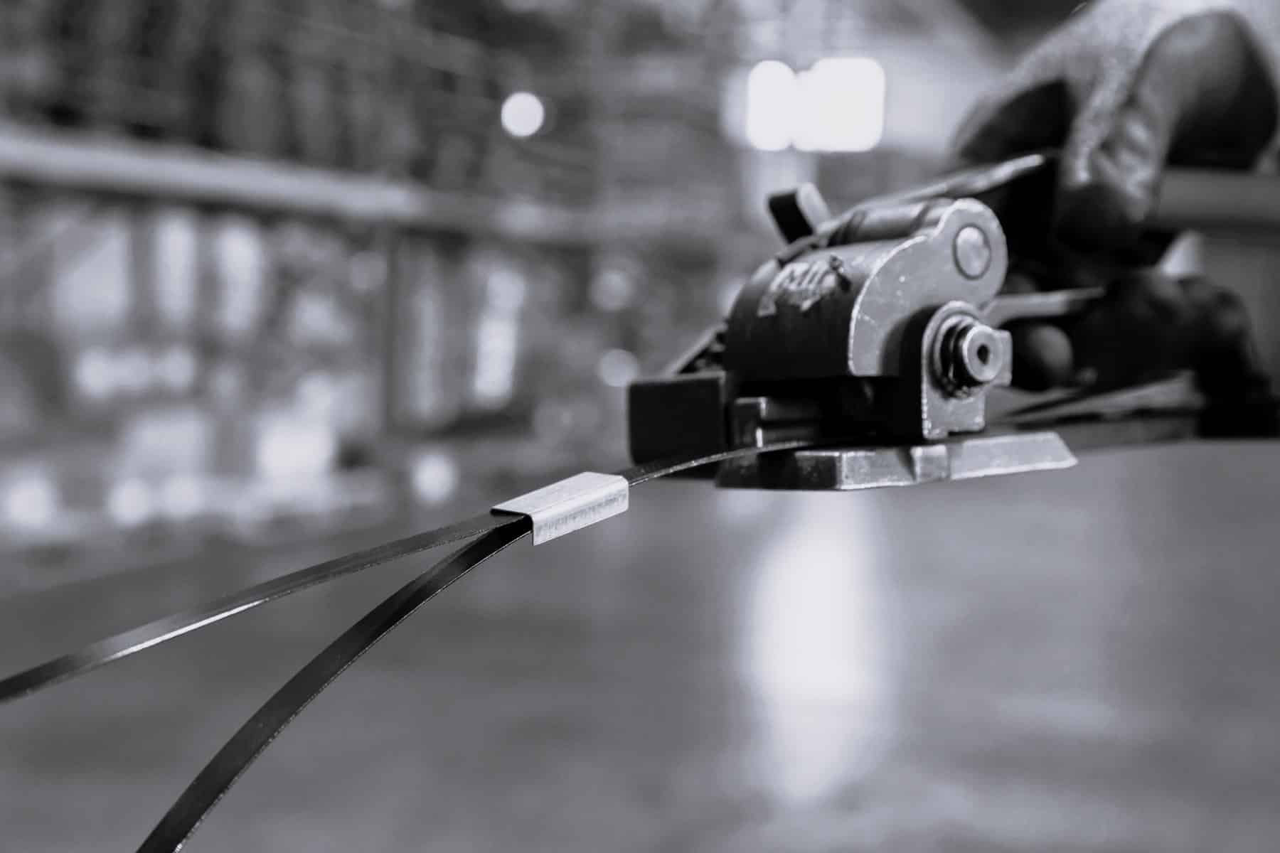steel strapping and steel strapping tool